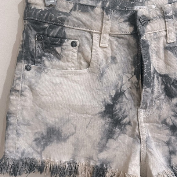 Tie-Dye Frayed Hem - Picture 2 of 7